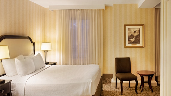 Crowne Plaza Niagara Falls Traditional Room One Queen